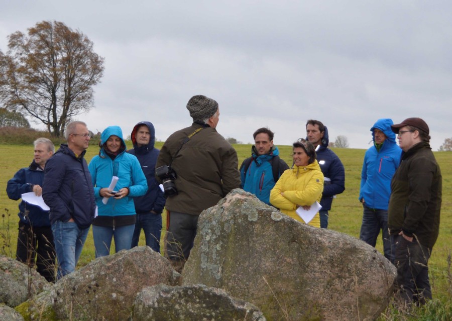 Österreichische und schwedische Delegation bei der Flurbegehung und Besichtigung von Vertragsnaturschutzflächen in der Umgebung von Jönköping.